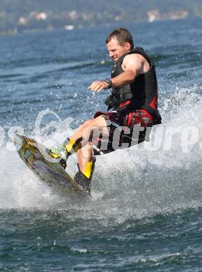 EBEL. Eishockey Bundesliga. Teambuilding VSV. Triathlon. Wasserschi. Markus Kerschbaumer. Ossiacher See, am 9.7.2010.
Foto: Kuess
---
pressefotos, pressefotografie, kuess, qs, qspictures, sport, bild, bilder, bilddatenbank