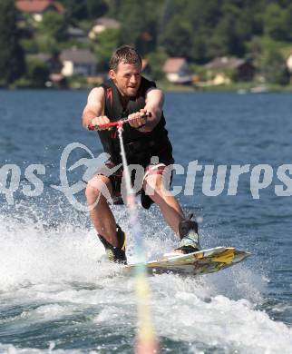 EBEL. Eishockey Bundesliga. Teambuilding VSV. Triathlon. Wasserschi. Markus Kerschbaumer. Ossiacher See, am 9.7.2010.
Foto: Kuess
---
pressefotos, pressefotografie, kuess, qs, qspictures, sport, bild, bilder, bilddatenbank