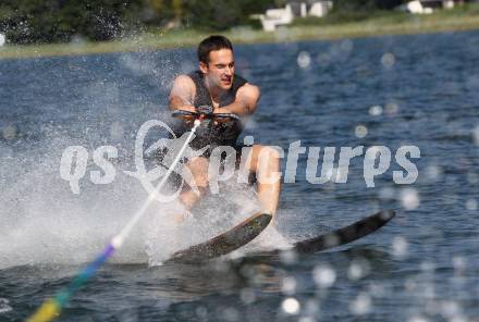 EBEL. Eishockey Bundesliga. Teambuilding VSV. Triathlon. Wasserschi. Bernhard Starkbaum. Ossiacher See, am 9.7.2010.
Foto: Kuess
---
pressefotos, pressefotografie, kuess, qs, qspictures, sport, bild, bilder, bilddatenbank