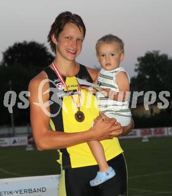 Leichtathletik. Oesterreichische Meisterschaft. Veronika Watzek mit Sohn Fabian. Villach, am 10.7.2010.
Foto: Kuess
---
pressefotos, pressefotografie, kuess, qs, qspictures, sport, bild, bilder, bilddatenbank