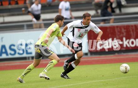 Fussball. Erste Liga. WAC/St. Andrae gegen FC PAX Gratkorn. Marco Reich (WAC), Taucher Wolfgang (Gratkorn).  Wolfsberg, 13.7.2010. 
Foto: Kuess

---
pressefotos, pressefotografie, kuess, qs, qspictures, sport, bild, bilder, bilddatenbank