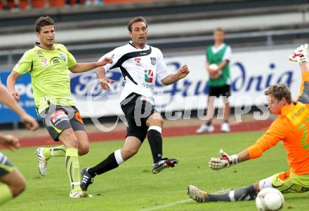 Fussball. Erste Liga. WAC/St. Andrae gegen FC PAX Gratkorn. Marco Reich (WAC), Taucher Wolfgang, Beer Markus (Gratkorn).  Wolfsberg, 13.7.2010. 
Foto: Kuess

---
pressefotos, pressefotografie, kuess, qs, qspictures, sport, bild, bilder, bilddatenbank