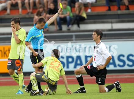 Fussball. Erste Liga. WAC/St. Andrae gegen FC PAX Gratkorn. Gelbe Karte fuer Christian Falk, Schiedsrichter Gerald Grobelnik (WAC).  Wolfsberg, 13.7.2010. 
Foto: Kuess

---
pressefotos, pressefotografie, kuess, qs, qspictures, sport, bild, bilder, bilddatenbank