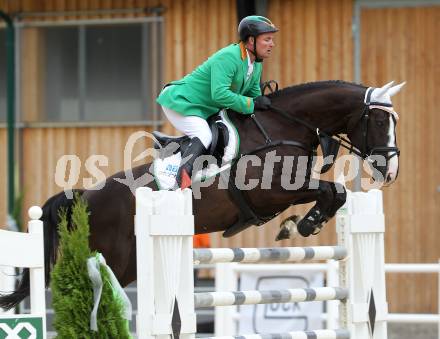 Springreiten. Kaerntner Meisterschaften. Dieter Koefler auf Casper 150. Treffen, am 18.7.2010.
Foto: Kuess
---
pressefotos, pressefotografie, kuess, qs, qspictures, sport, bild, bilder, bilddatenbank