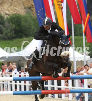 Springreiten. Kaerntner Meisterschaften. Ulrich Domaingo auf Darkness Delight. Treffen, am 18.7.2010.
Foto: Kuess
---
pressefotos, pressefotografie, kuess, qs, qspictures, sport, bild, bilder, bilddatenbank