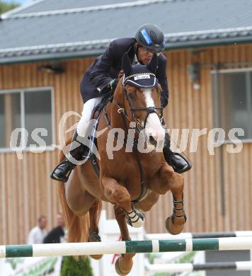 Springreiten. Kaerntner Meisterschaften. Christian Knoll auf Up To Day B. Treffen, am 18.7.2010.
Foto: Kuess
---
pressefotos, pressefotografie, kuess, qs, qspictures, sport, bild, bilder, bilddatenbank