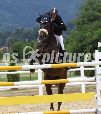 Springreiten. Kaerntner Meisterschaften. Ulrich Domaingo auf Darkness Delight. Treffen, am 18.7.2010.
Foto: Kuess
---
pressefotos, pressefotografie, kuess, qs, qspictures, sport, bild, bilder, bilddatenbank