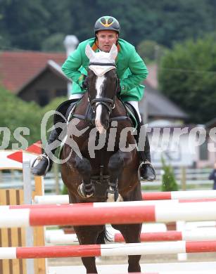 Springreiten. Kaerntner Meisterschaften. Dieter Koefler auf Casper 150. Treffen, am 18.7.2010.
Foto: Kuess
---
pressefotos, pressefotografie, kuess, qs, qspictures, sport, bild, bilder, bilddatenbank