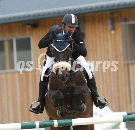 Springreiten. Kaerntner Meisterschaften. Ulrich Domaingo auf Darkness Delight. Treffen, am 18.7.2010.
Foto: Kuess
---
pressefotos, pressefotografie, kuess, qs, qspictures, sport, bild, bilder, bilddatenbank