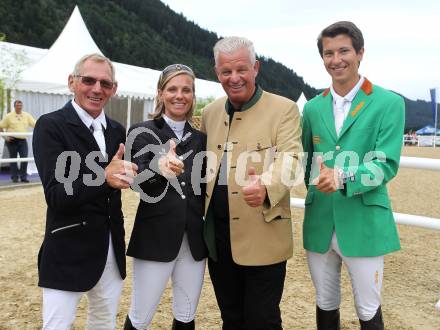 Springreiten. Kaerntner Meisterschaften. Franz Josef Rainer, Sandra Koefler, Landessportdirektor Reinhard Tellian. Treffen, am 18.7.2010.
Foto: Kuess
---
pressefotos, pressefotografie, kuess, qs, qspictures, sport, bild, bilder, bilddatenbank