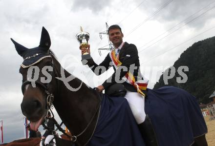 Springreiten. Kaerntner Meisterschaften. Ulrich Domaingo auf Darkness Delight. Treffen, am 18.7.2010.
Foto: Kuess
---
pressefotos, pressefotografie, kuess, qs, qspictures, sport, bild, bilder, bilddatenbank