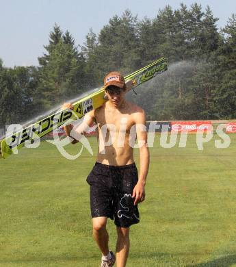 Schi Nordisch. Schispringen. FIS Sommer Cup. Anbkuehlung fuer Lukas Mueller (AUT). Villach Alpenarena, am 17.7.2010.
Foto: Kuess
---
pressefotos, pressefotografie, kuess, qs, qspictures, sport, bild, bilder, bilddatenbank