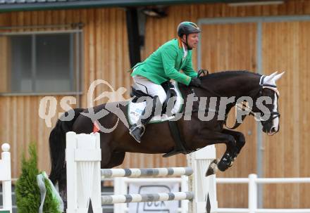 Springreiten. Kaerntner Meisterschaften. Dieter Koefler auf Casper 150. Treffen, am 18.7.2010.
Foto: Kuess
---
pressefotos, pressefotografie, kuess, qs, qspictures, sport, bild, bilder, bilddatenbank