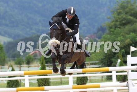 Springreiten. Kaerntner Meisterschaften. Ulrich Domaingo auf Darkness Delight. Treffen, am 18.7.2010.
Foto: Kuess
---
pressefotos, pressefotografie, kuess, qs, qspictures, sport, bild, bilder, bilddatenbank