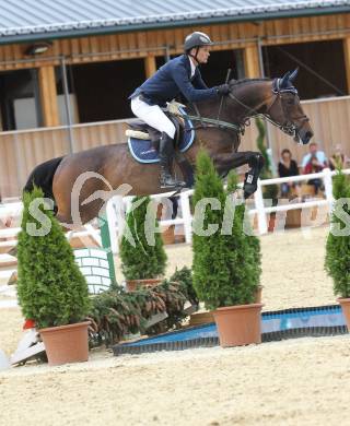 Springreiten. Kaerntner Meisterschaften. Fritz Kogelnig jun. auf Pedro 845. Treffen, am 18.7.2010.
Foto: Kuess
---
pressefotos, pressefotografie, kuess, qs, qspictures, sport, bild, bilder, bilddatenbank