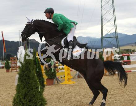 Springreiten. Kaerntner Meisterschaften. Dieter Koefler auf Casper 150. Treffen, am 18.7.2010.
Foto: Kuess
---
pressefotos, pressefotografie, kuess, qs, qspictures, sport, bild, bilder, bilddatenbank