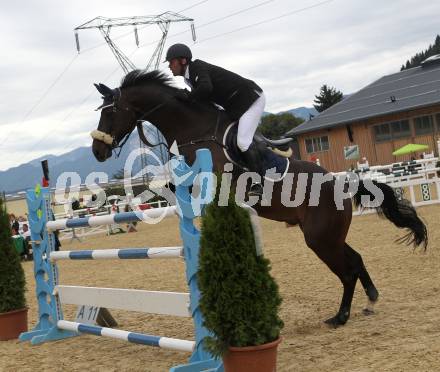 Springreiten. Kaerntner Meisterschaften. Ulrich Domaingo auf Darkness Delight. Treffen, am 18.7.2010.
Foto: Kuess
---
pressefotos, pressefotografie, kuess, qs, qspictures, sport, bild, bilder, bilddatenbank