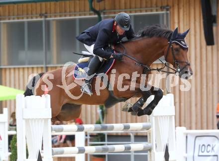 Springreiten. Kaerntner Meisterschaften. Andreas Bauer auf Lando 281. Treffen, am 18.7.2010.
Foto: Kuess
---
pressefotos, pressefotografie, kuess, qs, qspictures, sport, bild, bilder, bilddatenbank