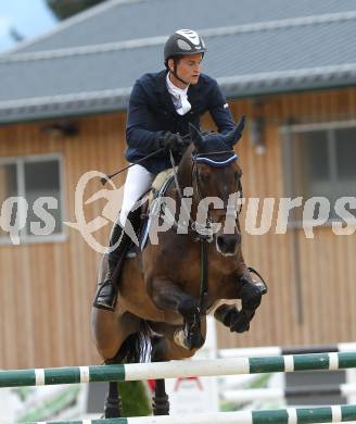 Springreiten. Kaerntner Meisterschaften. Fritz Kogelnig jun. auf Pedro 845. Treffen, am 18.7.2010.
Foto: Kuess
---
pressefotos, pressefotografie, kuess, qs, qspictures, sport, bild, bilder, bilddatenbank