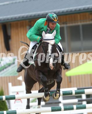 Springreiten. Kaerntner Meisterschaften. Dieter Koefler auf Casper 150. Treffen, am 18.7.2010.
Foto: Kuess
---
pressefotos, pressefotografie, kuess, qs, qspictures, sport, bild, bilder, bilddatenbank