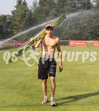 Schi Nordisch. Schispringen. FIS Sommer Cup. Abkuehlung fuer Lukas Mueller (AUT). Villach Alpenarena, am 17.7.2010.
Foto: Kuess
---
pressefotos, pressefotografie, kuess, qs, qspictures, sport, bild, bilder, bilddatenbank