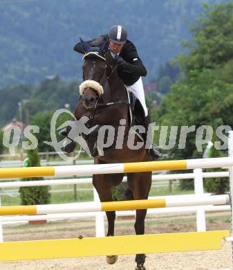 Springreiten. Kaerntner Meisterschaften. Ulrich Domaingo auf Darkness Delight. Treffen, am 18.7.2010.
Foto: Kuess
---
pressefotos, pressefotografie, kuess, qs, qspictures, sport, bild, bilder, bilddatenbank