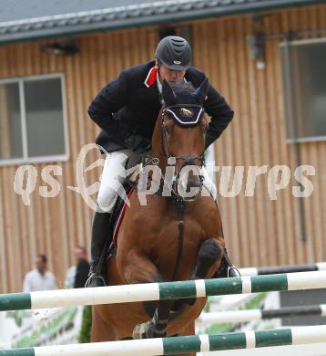 Springreiten. Kaerntner Meisterschaften. Andreas Bauer auf Lando 281. Treffen, am 18.7.2010.
Foto: Kuess
---
pressefotos, pressefotografie, kuess, qs, qspictures, sport, bild, bilder, bilddatenbank