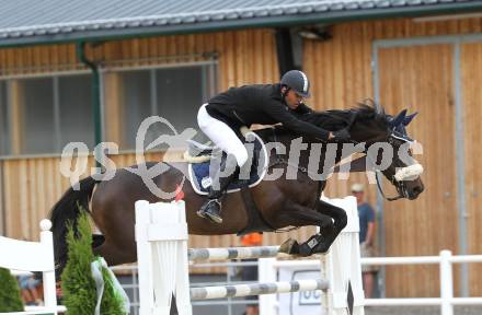 Springreiten. Kaerntner Meisterschaften. Ulrich Domaingo auf Darkness Delight. Treffen, am 18.7.2010.
Foto: Kuess
---
pressefotos, pressefotografie, kuess, qs, qspictures, sport, bild, bilder, bilddatenbank