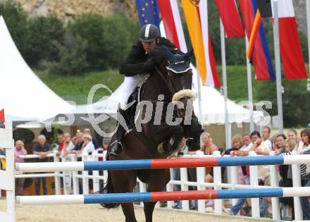 Springreiten. Kaerntner Meisterschaften. Ulrich Domaingo auf Darkness Delight. Treffen, am 18.7.2010.
Foto: Kuess
---
pressefotos, pressefotografie, kuess, qs, qspictures, sport, bild, bilder, bilddatenbank