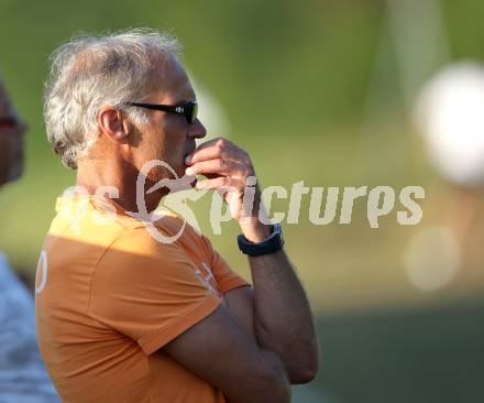 Fussball KFV Cup. Maria Saal gegen SK Austria Klagenfurt. Trainer Walter Schoppitsch (Klagenfurt). Maria Saal, am 20.7.2010.
Foto: Kuess

---
pressefotos, pressefotografie, kuess, qs, qspictures, sport, bild, bilder, bilddatenbank