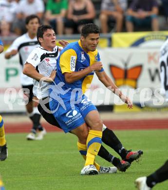 Fussball. Erste Liga. WAC/St. Andrae gegen Vienna FC. Roland Putsche, (WAC), Rodrigo Pareira (Vienna).  Wolfsberg, 23.7.2010. 
Foto: Kuess

---
pressefotos, pressefotografie, kuess, qs, qspictures, sport, bild, bilder, bilddatenbank