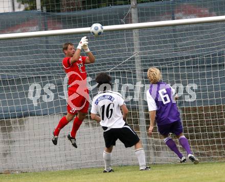 Fussball. OEFB Cup 2011 . SVG Bleiburg gegen SK Austria Klagenfurt. Wriessnig Norbert, (Bleiburg), Isopp Johannes (Klagenfurt). Bleiburg, 23.7.2010. 
Foto: Kuess

---
pressefotos, pressefotografie, kuess, qs, qspictures, sport, bild, bilder, bilddatenbank