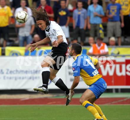 Fussball. Erste Liga. WAC/St. Andrae gegen Vienna FC. Dario Baldauf, (WAC), Marco Salvatore (Vienna).  Wolfsberg, 23.7.2010. 
Foto: Kuess

---
pressefotos, pressefotografie, kuess, qs, qspictures, sport, bild, bilder, bilddatenbank