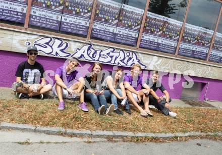 Fussball. Regionalliga. SK Austria Klagenfurt. Graffitisprayer David, Helmut Koenig, Johannes Isopp, Marko Loibnegger. Klagenfurt, 27.7.2010.
Foto: Kuess
---
pressefotos, pressefotografie, kuess, qs, qspictures, sport, bild, bilder, bilddatenbank