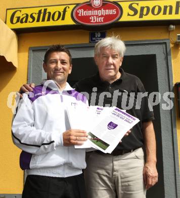 Fussball Regionalliga. Aboverkauf SK Austria Klagenfurt. Christian Sablatnig, Alt Austrianer Edi Leitner  bei der Uebergabe von 30 Abos beimSponheimer in Viktring. Viktring, am 18.7.2010.
Foto: Kuess
---
pressefotos, pressefotografie, kuess, qs, qspictures, sport, bild, bilder, bilddatenbank