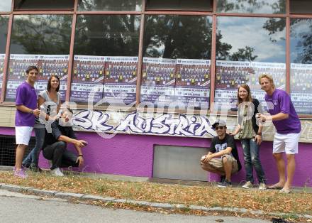 Fussball. Regionalliga. SK Austria Klagenfurt. Graffitisprayer David, Helmut Koenig, Johannes Isopp, Marko Loibnegger. Klagenfurt, 27.7.2010.
Foto: Kuess
---
pressefotos, pressefotografie, kuess, qs, qspictures, sport, bild, bilder, bilddatenbank