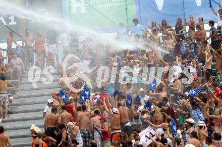 Beachvolleyball Grand Slam. Fans. Klagenfurt, 28.7.2010.
Foto: Kuess

---
pressefotos, pressefotografie, kuess, qs, qspictures, sport, bild, bilder, bilddatenbank