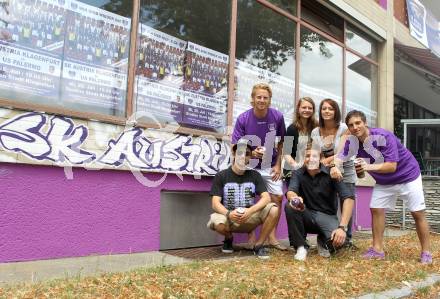 Fussball. Regionalliga. SK Austria Klagenfurt. Graffitisprayer David, Helmut Koenig, Johannes Isopp, Marko Loibnegger. Klagenfurt, 27.7.2010.
Foto: Kuess
---
pressefotos, pressefotografie, kuess, qs, qspictures, sport, bild, bilder, bilddatenbank