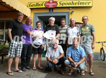 Fussball Regionalliga. Aboverkauf SK Austria Klagenfurt. Christian Sablatnig, Alt Austrianer Edi Leitner, Helmut Koenig mit Fans bei der Uebergabe von 30 Abos beimSponheimer in Viktring. Viktring, am 18.7.2010.
Foto: Kuess
---
pressefotos, pressefotografie, kuess, qs, qspictures, sport, bild, bilder, bilddatenbank