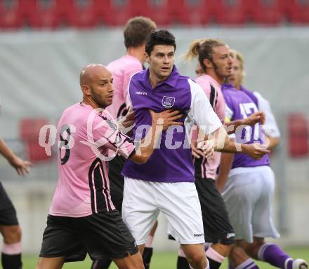 Fussball Testspiel. SK Austria Klagenfurt gegen US Palermo. Stephan Buergler (Klagenfurt), Giulio Migliacco (Palermo). Klagenfurt, am 28.7.2010.
Foto: Kuess
---
pressefotos, pressefotografie, kuess, qs, qspictures, sport, bild, bilder, bilddatenbank