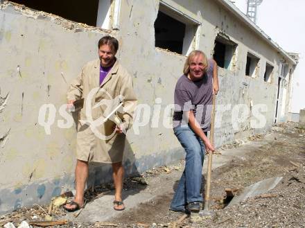 Fussball Regionalliga. SK Austria Klagenfurt. Abriss des alten Kabinentraktes. Alexander Schenk, Helmut Koenig. Klagenfurt, am 26.7.2010.
Foto: Kuess
---
pressefotos, pressefotografie, kuess, qs, qspictures, sport, bild, bilder, bilddatenbank