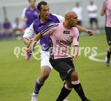 Fussball Testspiel. SK Austria Klagenfurt gegen US Palermo. Christian Prawda (Klagenfurt), Massimo Maccarone (Palermo). Klagenfurt, am 28.7.2010.
Foto: Kuess 
---
pressefotos, pressefotografie, kuess, qs, qspictures, sport, bild, bilder, bilddatenbank