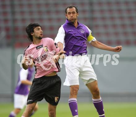 Fussball Testspiel. SK Austria Klagenfurt gegen US Palermo. Christian Prawda (Klagenfurt), Javier Pastore (Palermo). Klagenfurt, am 28.7.2010.
Foto: Kuess 
---
pressefotos, pressefotografie, kuess, qs, qspictures, sport, bild, bilder, bilddatenbank