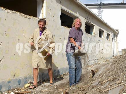 Fussball Regionalliga. SK Austria Klagenfurt. Abriss des alten Kabinentraktes. Alexander Schenk, Helmut Koenig. Klagenfurt, am 26.7.2010.
Foto: Kuess
---
pressefotos, pressefotografie, kuess, qs, qspictures, sport, bild, bilder, bilddatenbank