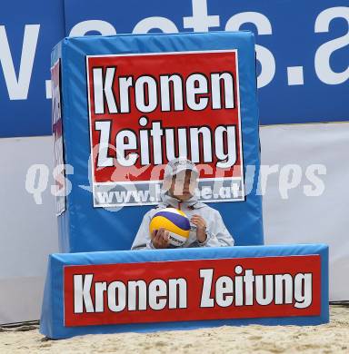 Beachvolleyball Grand Slam. Ballkind. Klagenfurt, 30.7.2010.
Foto: Kuess

---
pressefotos, pressefotografie, kuess, qs, qspictures, sport, bild, bilder, bilddatenbank