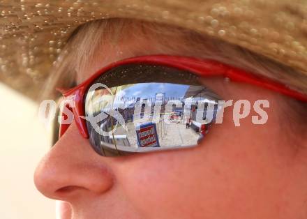 Beachvolleyball Grand Slam. Fans. Klagenfurt, 29.7.2010.
Foto: Kuess

---
pressefotos, pressefotografie, kuess, qs, qspictures, sport, bild, bilder, bilddatenbank