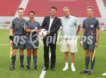 Fussball Testspiel. SK Austria Klagenfurt gegen US Palermo. Schiedsrichter, Tanja Schett, Buergermeister Christian Scheider, Palermos Praesident. Klagenfurt, am 28.7.2010.
Foto: Kuess 
---
pressefotos, pressefotografie, kuess, qs, qspictures, sport, bild, bilder, bilddatenbank