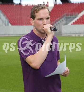 Fussball Testspiel. SK Austria Klagenfurt gegen US Palermo. Christian Rosenzopf (Pressesprecher, Stadionsprecher). (Klagenfurt). Klagenfurt, am 28.7.2010.
Foto: Kuess 
---
pressefotos, pressefotografie, kuess, qs, qspictures, sport, bild, bilder, bilddatenbank