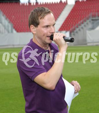 Fussball Testspiel. SK Austria Klagenfurt gegen US Palermo. Christian Rosenzopf (Pressesprecher, Stadionsprecher). (Klagenfurt). Klagenfurt, am 28.7.2010.
Foto: Kuess 
---
pressefotos, pressefotografie, kuess, qs, qspictures, sport, bild, bilder, bilddatenbank