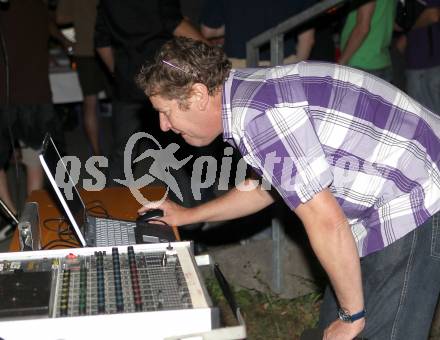 Fussball Testspiel. SK Austria Klagenfurt gegen US Palermo. Fans (Klagenfurt), Discjockey. Klagenfurt, am 28.7.2010.
Foto: Kuess 
---
pressefotos, pressefotografie, kuess, qs, qspictures, sport, bild, bilder, bilddatenbank